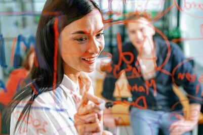 ¿Cómo hacen las mujeres para encajar en relaciones profundas? Esto dicen los especialistas