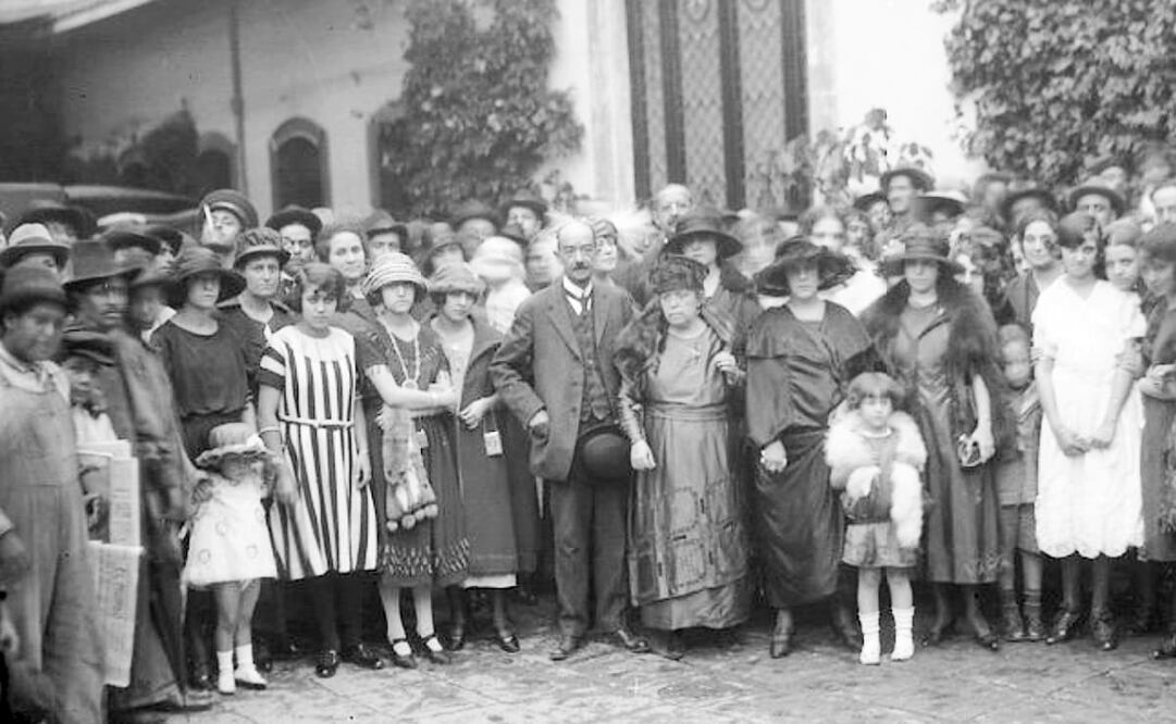 Al centro, el empresario poblano Carlos B. Zetina con obreros y familiares de estos en 1904. El fundador de la fábrica de calzado Excélsior realizaba festivales para sus empleados, con el principal objetivo de repartirles la participación del año último, lo que hoy conocemos como utilidades. Foto: INAH.