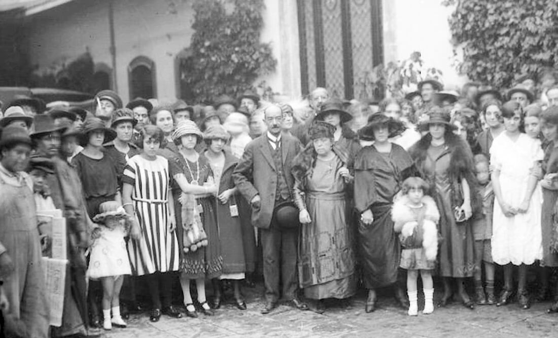 Al centro, el empresario poblano Carlos B. Zetina con obreros y familiares de estos en 1904. El fundador de la fábrica de calzado Excélsior realizaba festivales para sus empleados, con el principal objetivo de repartirles la participación del año último, lo que hoy conocemos como utilidades. Foto: INAH.