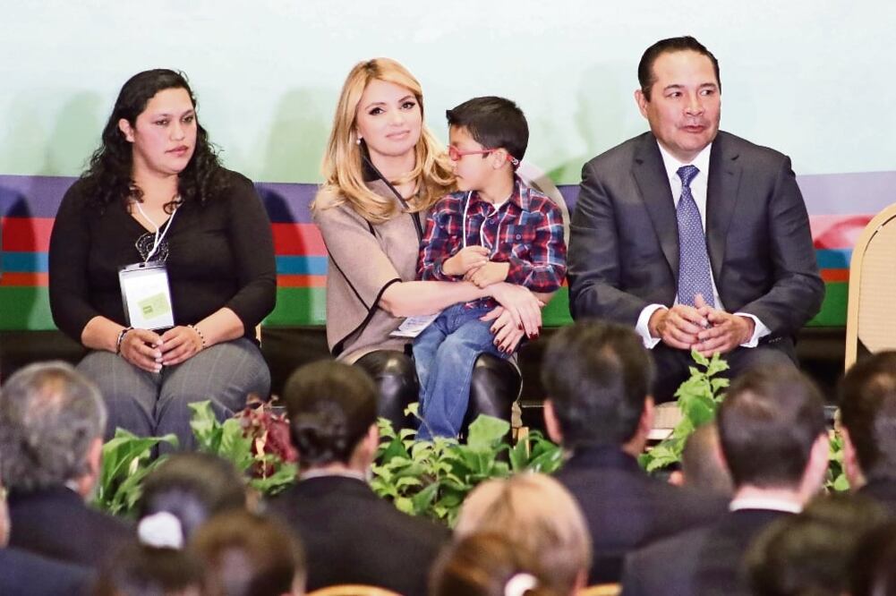 Angélica Rivera, presidenta del DIF nacional, y Luis Enrique Miranda, titular de la Sedesol clausuraron el foro de consulta con la sociedad sobre derechos de las personas con discapacidad (ARIEL OJEDA. EL UNIVERSAL)