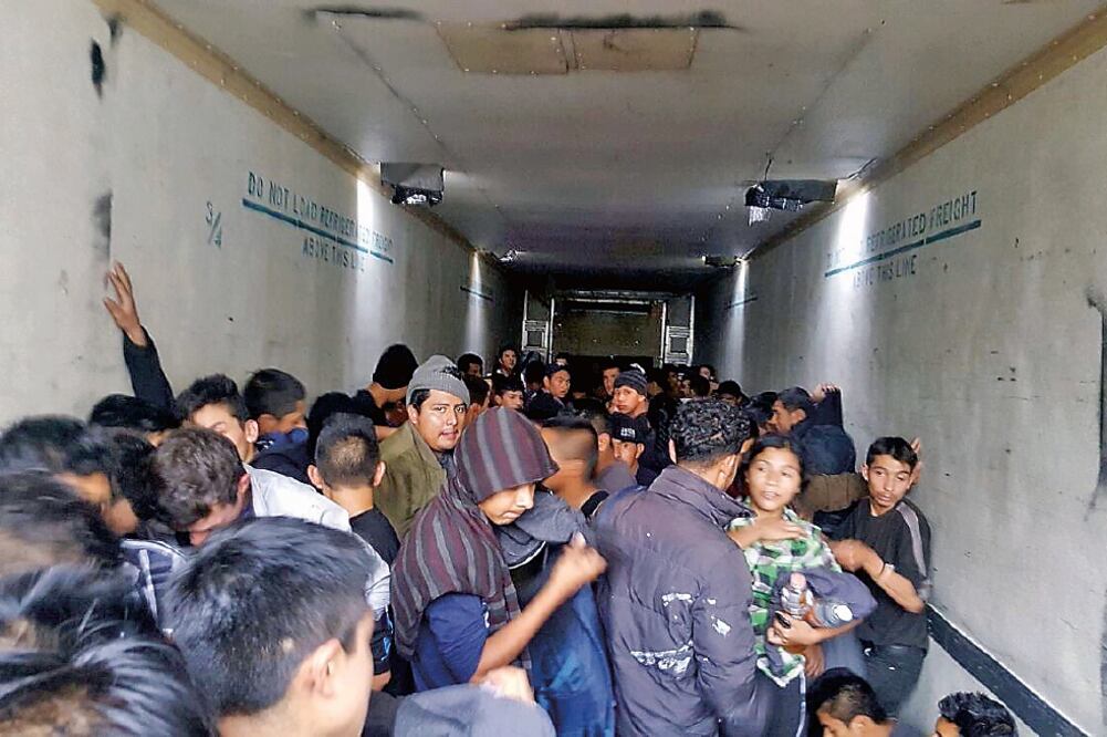 Alrededor de las 6:30 de la mañana de ayer, policías que realizaban el operativo Transporte Seguro, en Tlalnepantla, escucharon ruido en la caja del tráiler que circulaba sobre la avenida Jesús Reyes Heroles, por lo que la revisaron (ESPECIAL)