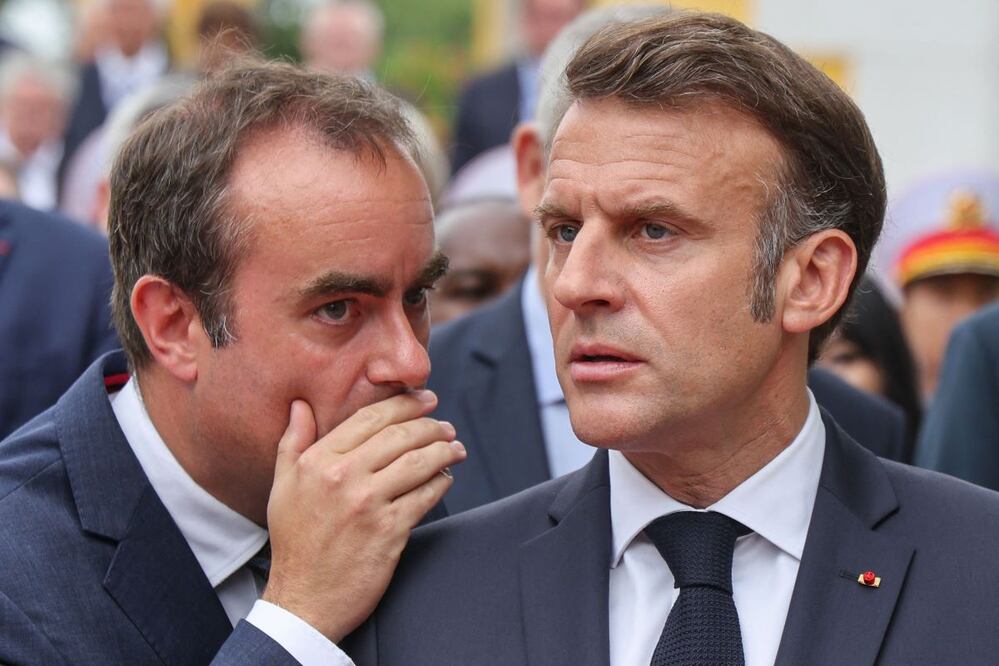 Sebastien Lecornu habla al oído al presidente francés, Emmanuel Macron, en mayo pasado. Lecornu ha sido designado nuevo primer ministro del país. FOTO: LUDOVIC MARIN. AFP/Archivo