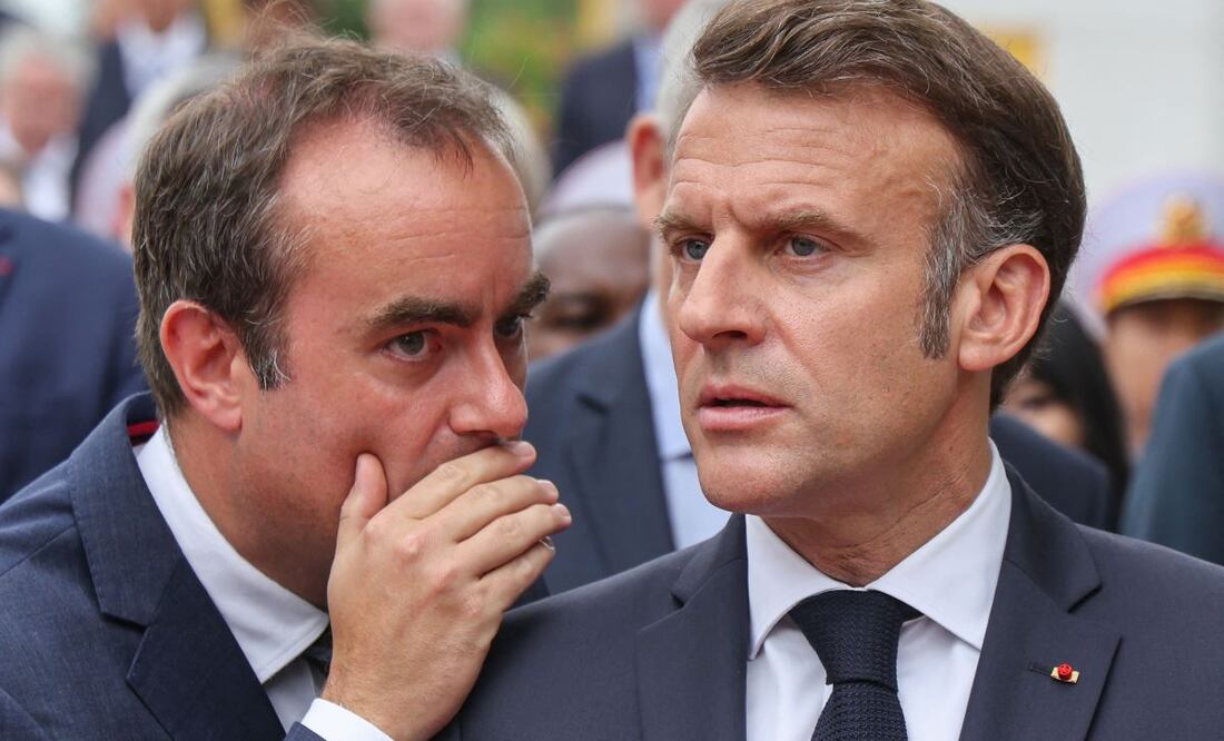 Sebastien Lecornu habla al oído al presidente francés, Emmanuel Macron, en mayo pasado. Lecornu ha sido designado nuevo primer ministro del país. FOTO: LUDOVIC MARIN. AFP