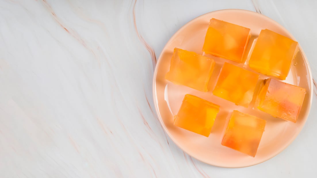 Gracias a su contenido de agua, la gelatina puede contribuir a la hidratación del organismo. Foto: Freepik