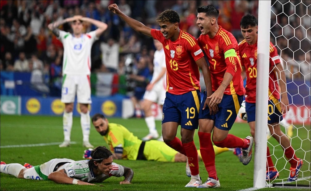Jugadores de la selección española celebran el tanto de la victoria. FOTO: AFP