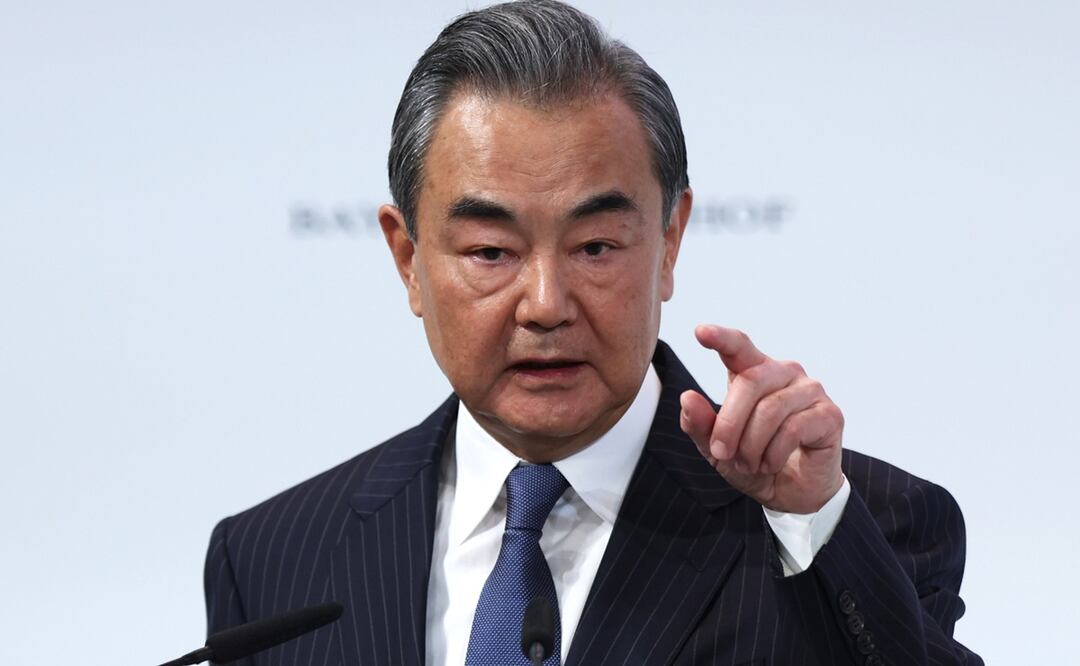 El ministro de Relaciones Exteriores de China, Wang Yi, habla durante la Conferencia de Seguridad de Munich (MSC) de 2023 en Munich, Alemania. FOTO: EFE
