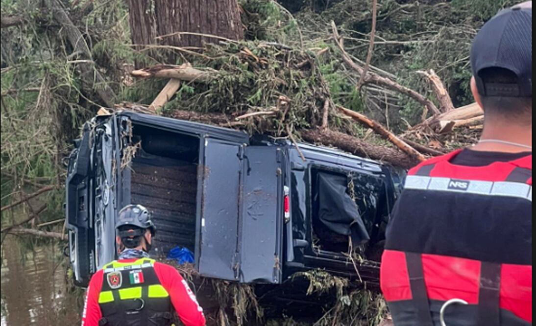 Rescatistas de Acuña, Coahuila, trabajan este martes en el estado de Texas, Estados Unidos, afectado por severas inundaciones el fin de semana. El equipo logró rescatar un cuerpo que se encontraba debajo de los escombros y sedimento, el martes 8 de julio de 2025. Foto: especial