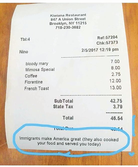 La imagen del recibo de pago del restaurante Kiwiana circula en redes sociales como muestra de apoyo a los migrantes (TOMADA DE INTERNET)