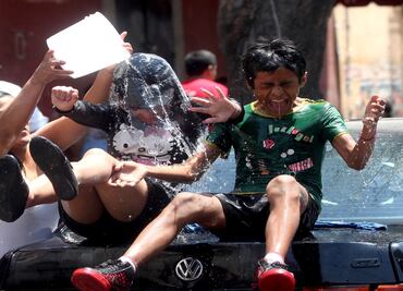 Sábado de Gloria: Desde multas de 4 mil 150 pesos hasta arrestos, las sanciones por desperdiciar agua en CDMX y EDOMEX