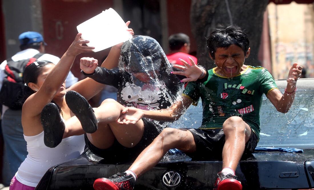 Desperdicio de agua en Sábado de Gloria. Foto: Archivo/EL UNIVERSAL