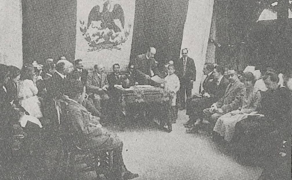 Don Carlos B. Zetina haciendo entrega de premios a los alumnos de la escuela establecida en la fábrica Excélsior. Foto: Hemeroteca EL UNIVERSAL.