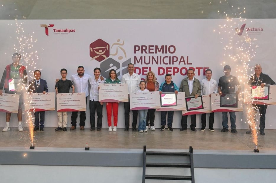 Roberto Aguilar agradeció el apoyo incondicional de su familia y reconoció el trabajo diario de los compañeros periodistas deportivos. (Foto: especial)