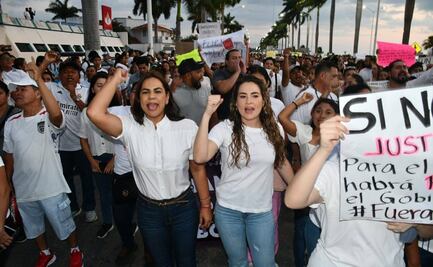 Marchan ciudadanos en apoyo a paro de policías en Campeche; exigen renuncia de Layda Sansores
