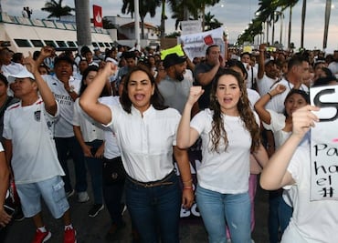 Marchan ciudadanos en apoyo a paro de policías en Campeche; exigen renuncia de Layda Sansores