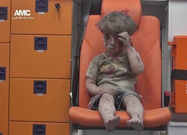 Terrible video muestra a niño aturdido y sangrando rescatado de ruinas en Siria