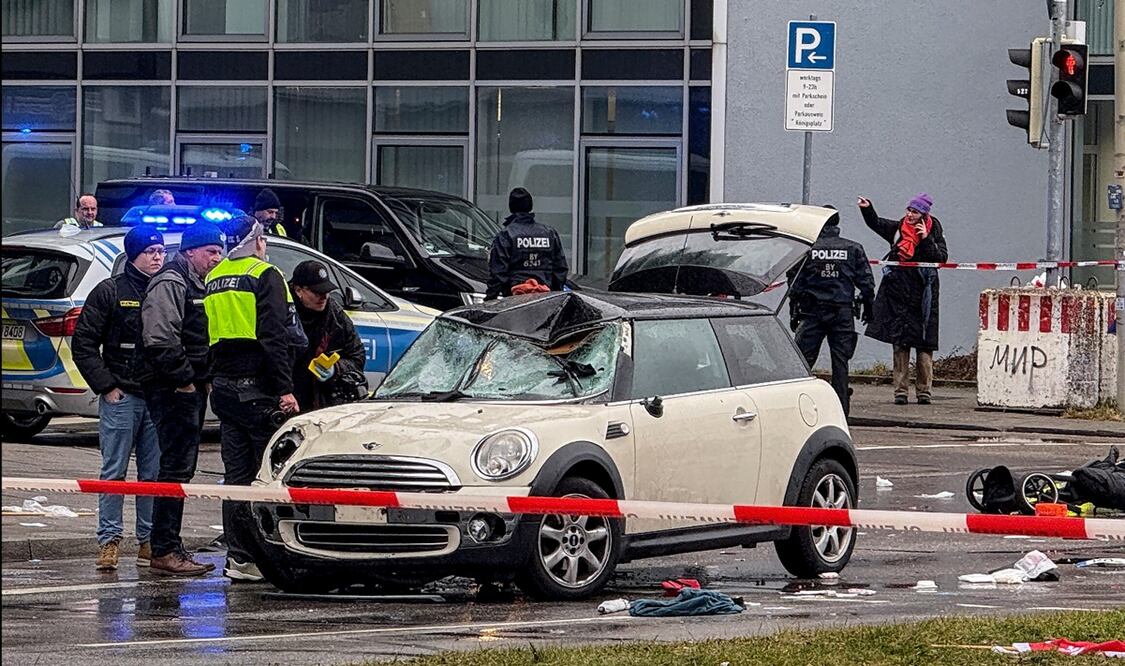 Servicios de emergencia atienden a personas tras un atropellamiento en Munich, Alemania, el jueves 13 de febrero de 2025. Foto: EFE