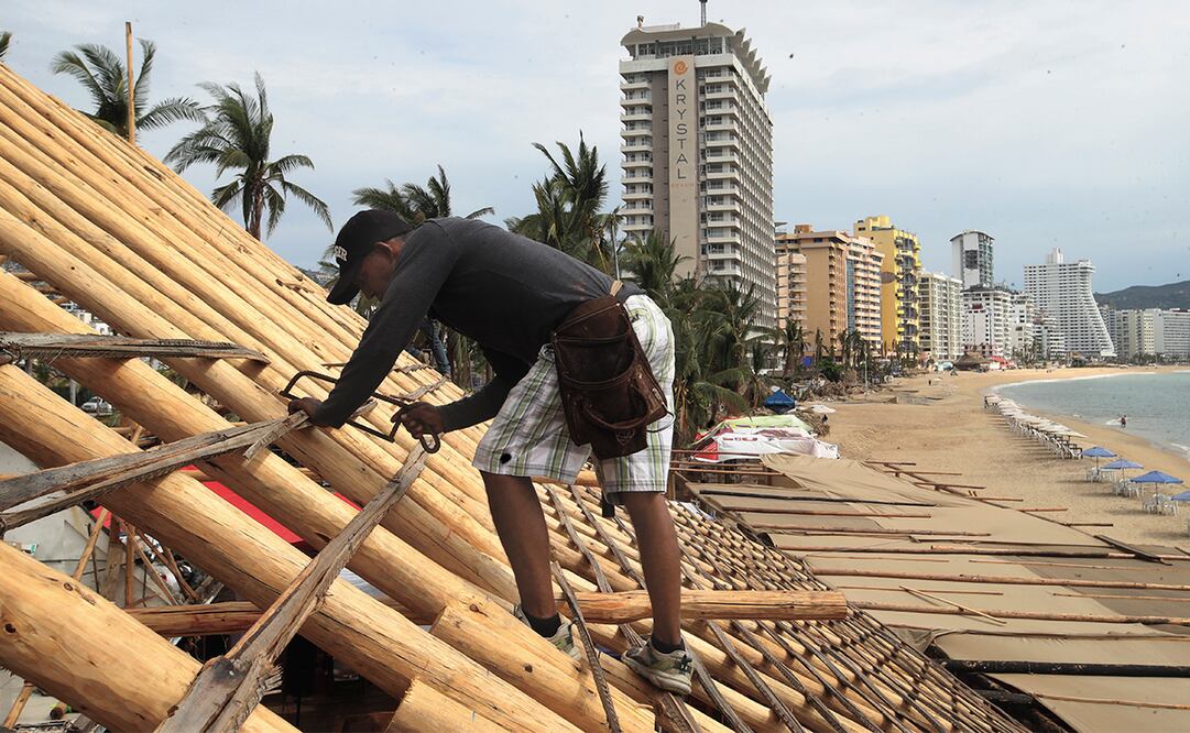 Antes del huracán Otis, Carlos Reyes Rojas vendía suplementos alimenticios y ahora es aprendiz de palapero, oficio que abre vacantes ante la urgencia de reactivar el turismo. Foto: Valente Rosas | El Universal