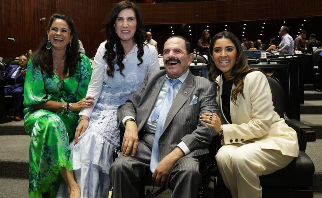 La presidenta de la mesa directiva de la Cámara de Diputados, Kenia López Rabadán, posa junto a la señora Perla Diaz de Ealy, el licenciado Juan Francisco Ealy Ortiz, presidente ejecutivo de El Universal, y la diputada Maria Teresa Ealy durante su visita a San Lázaro. Foto: Carlos Mejía / EL UNIVERSAL
