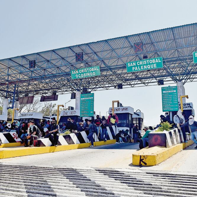 Presión. Maestros de la Sección 40 del SNTE tomaron casetas para exigir la liberación de sus compañeros. JACOB GARCÍA. EL UNIVERSAL