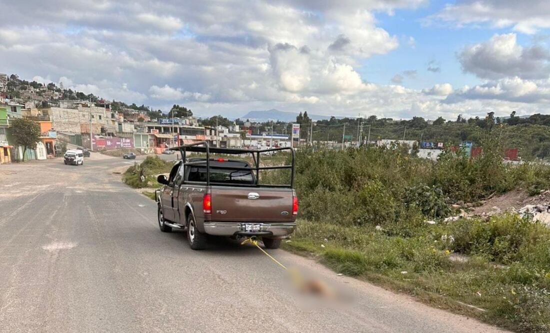 Este 17 de octubre se reportó que un sujeto arrastró a un perrito desde la defensa de su camioneta en Hidalgo (17/10/2024). Foto: Especial