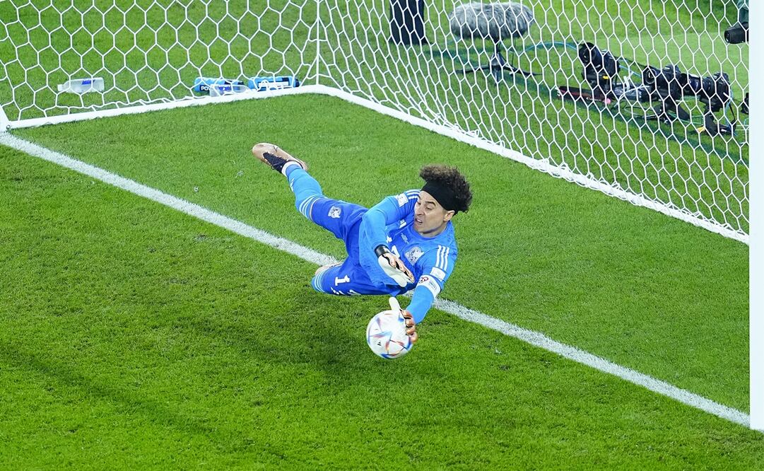 Guillermo Ochoa atajando el tiro de Lewandowski - FOTO: Imago7