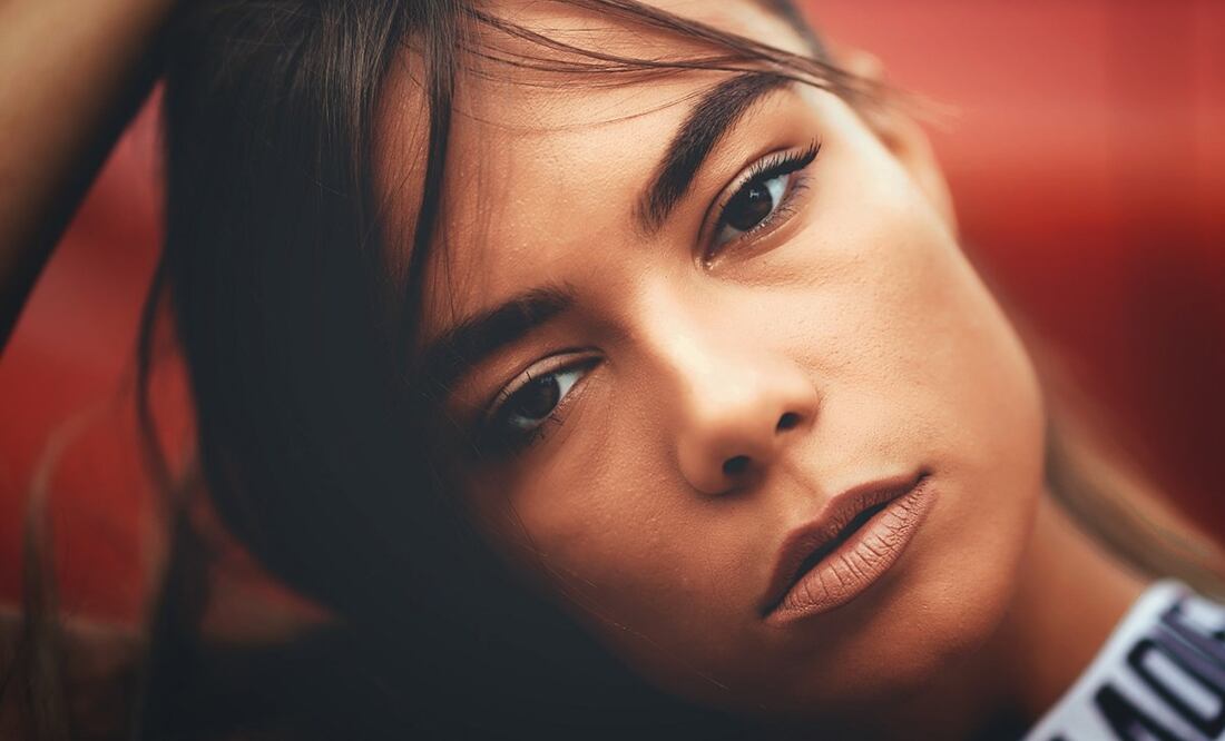 Las cejas naturales y tupidas están entre las principales tendencias / Foto: Pexels