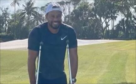 Tiger Woods reaparece en muletas tras el accidente que sufrió en febrero