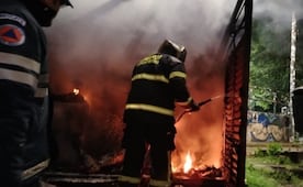 Muere persona calcinada en incendio dentro de cuarto del Parque Lira; víctima permanece sin identificar