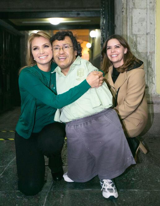 Talento s. En su recorrido por la exposición, Rivera conoció las técnicas que aplicaron los 54 pintores, quienes agradecieron su apoyo (CORTESÍA)