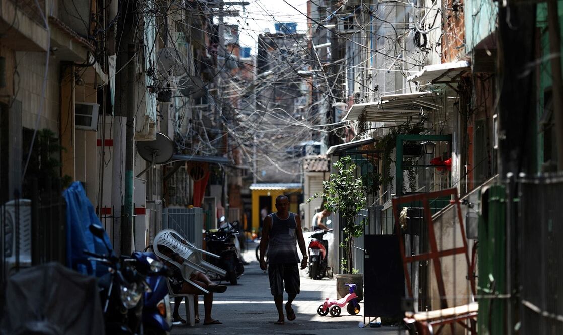 Un hombre camina por una calle durante la nueva normalidad. Foto: EFE/ Fabio Motta