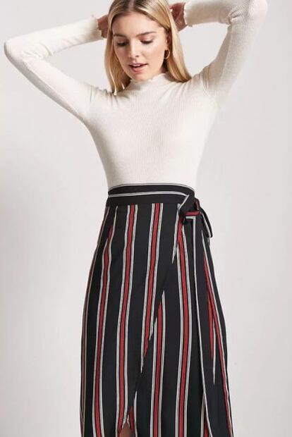 Falda plisada con rayas, la prenda esencial para ir a trabajar