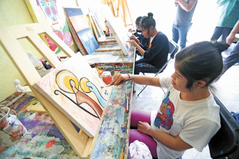 En la Fundación IntegrArte se enseña a jóvenes con discapacidad pintura y otras artes. Foto: JORGE ALVARADO. EL UNIVERSAL