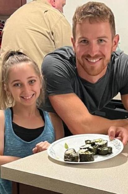 Llueven críticas a hombre por amorío con mujer que parece niña de 8 años