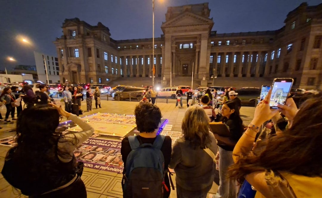 Colectivos feministas realizan vigilia frente al Palacio de Justicia en protesta contra la eliminación del feminicidio en Perú. Foto: @amnistiaperu.