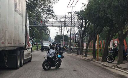 Por bache, motociclista pierde el control y su hijo es arrollado por tráiler en Periférico Sur 