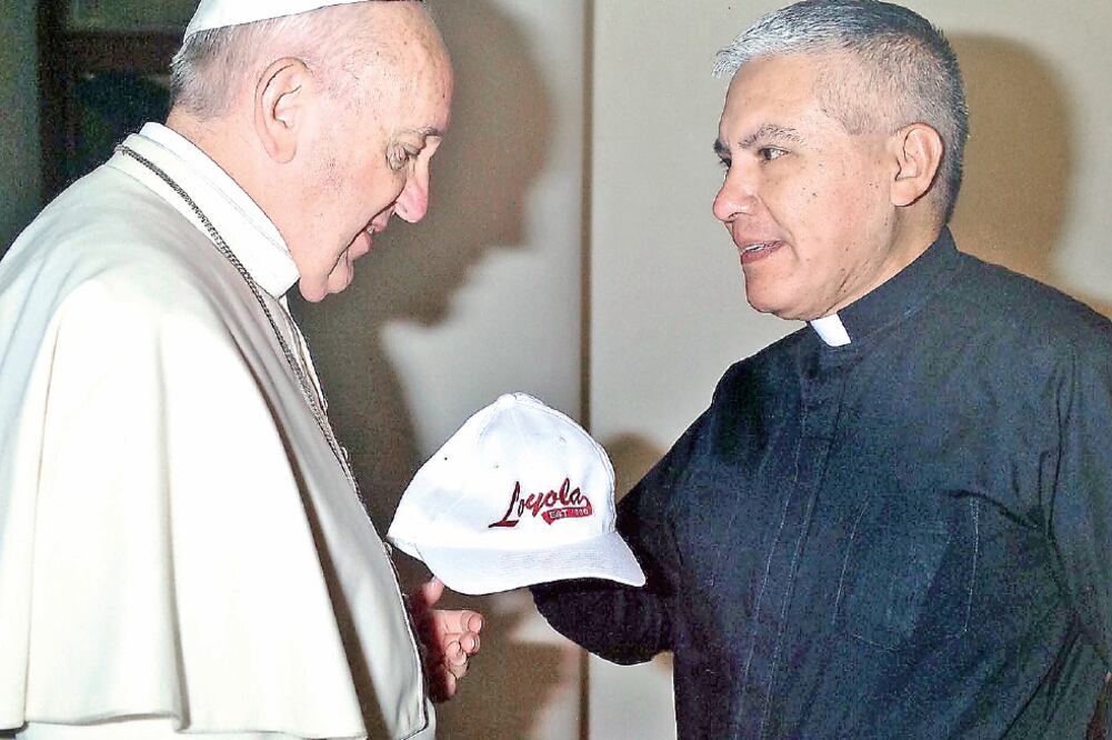 El papa Francisco ha recibido varios obsequios alusivos a algún deporte y su gran amigo, el padre Hernán Páez, no podía quedarse atrás (CORTESÍA PADRE HERNÁN PAEZ)