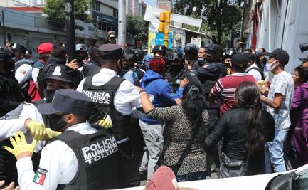 Riñen policías y vendedores ambulantes por cierre de comercios no esenciales en Toluca