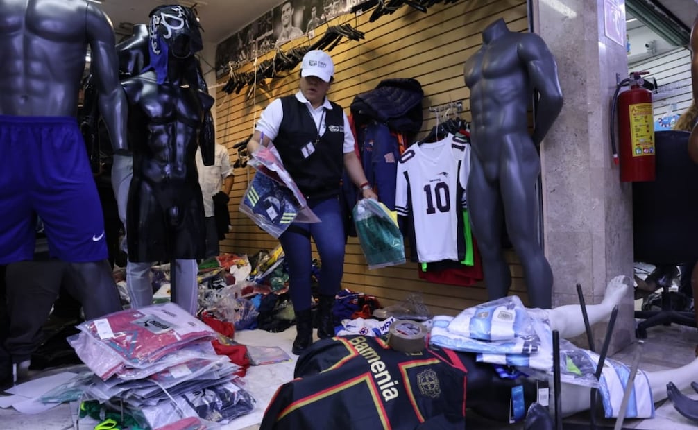Aseguran mercancía deportiva pirata en operativo en Tepito previo al Mundial 2026. Foto: Luis Camacho / EL UNIVERSAL