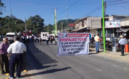 Maestros jubilados de Hidalgo realizan un megabloqueo en 15 puntos carreteros