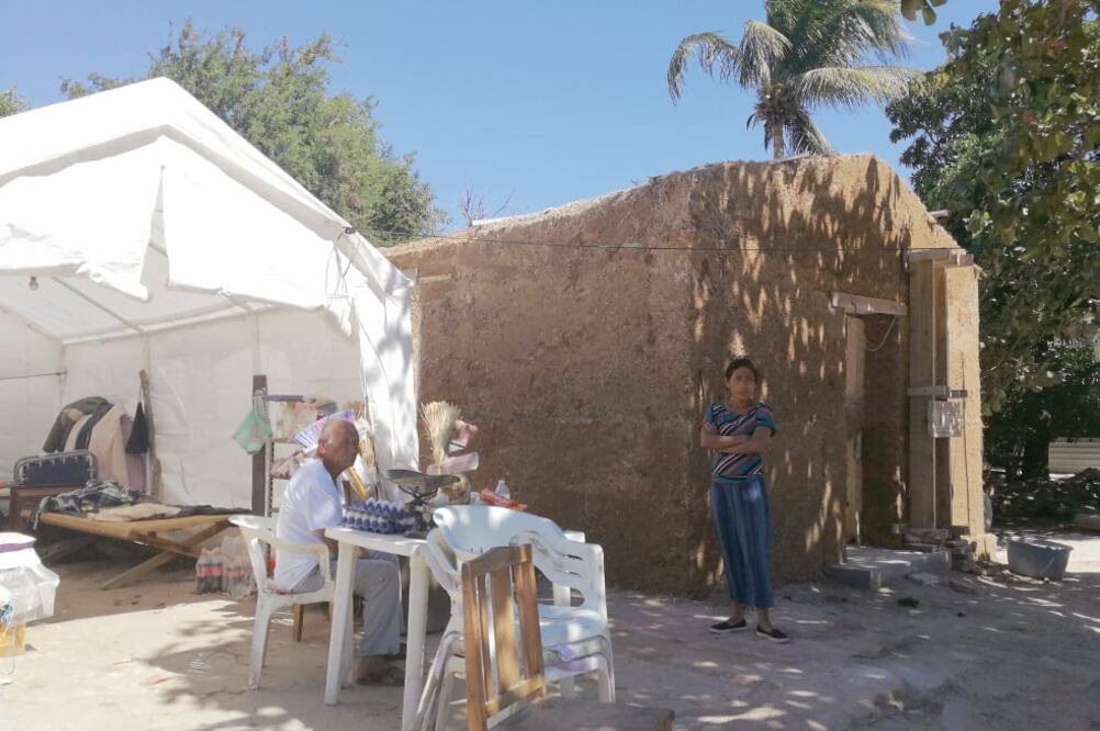 Benito Chiñas (izq.), junto a la casa ecológica que desde hace 15 días expertos le edifican de forma gratuita. (ROSELIA CHACA. EL UNIVERSAL)