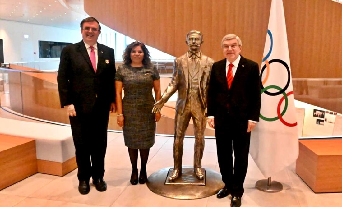 El canciller Marcelo Ebrard entregó al presidente del Comité Olímpico Internacional, Thomas Bach, la carta de Intención de México para organizar los Juegos Olímpicos