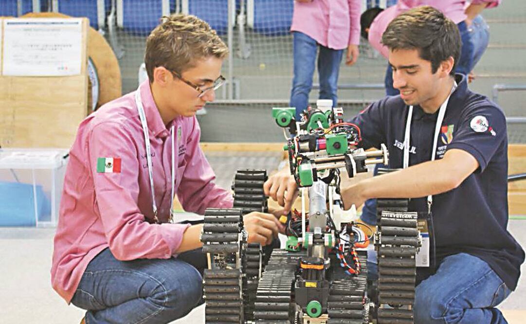 Fernando y sus compañeros de equipo ganaron competencias de robótica en China (2015), Alemania (2016) y Japón (2017). Foto: Especial