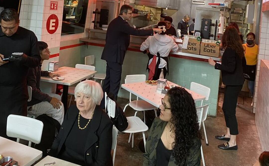 Janet Yellen, secretaria del Tesoro de Estados Unidos, tomó un receso en su agenda para comer en una taquería ubicada en la colonia Cuauhtémoc. Foto: @chrisjcondon