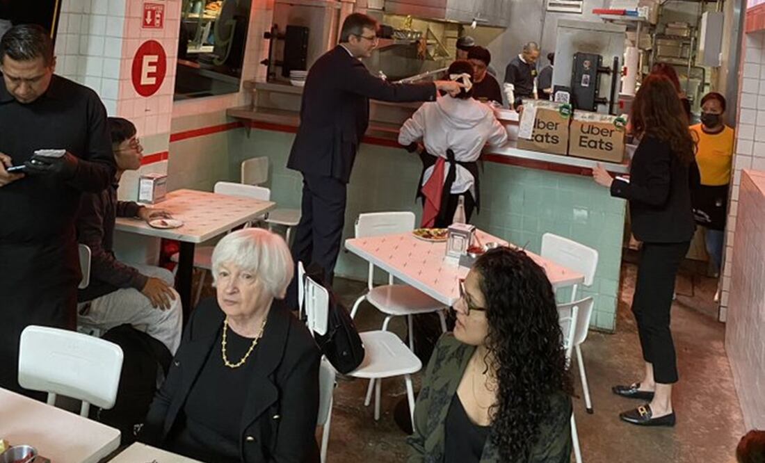 Janet Yellen, secretaria del Tesoro de Estados Unidos, tomó un receso en su agenda para comer en una taquería ubicada en la colonia Cuauhtémoc. Foto: @chrisjcondon