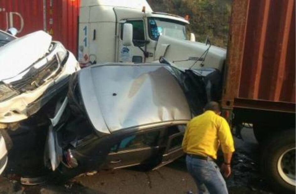 Accidente en Autopista Siglo 21 deja seis lesionados