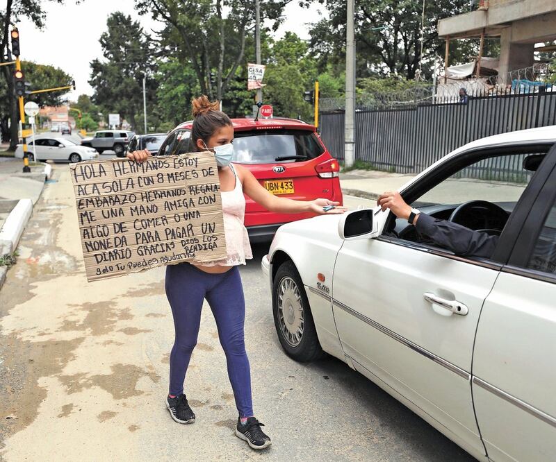Una migrante venezolana embarazada pide comida o dinero, en Bogotá. FERNANDO VERGARA. AP