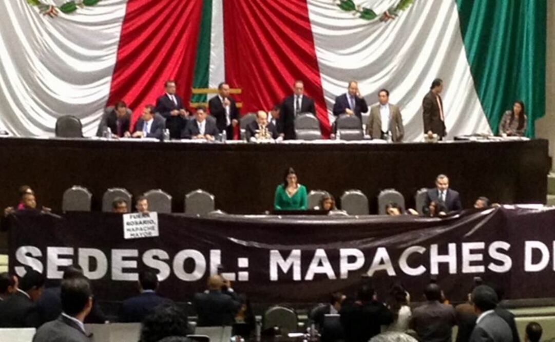 Diputados del PRD colocaron una mega manta en tribuna para quejarse de un supuesto mal uso de Sedesol en el proceso electoral