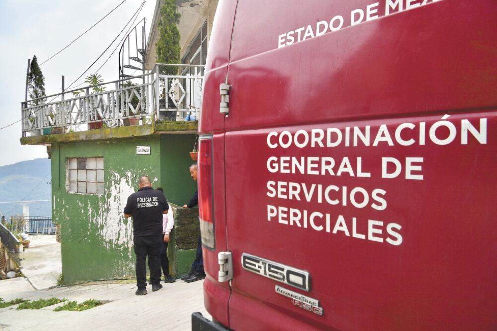 Al domicilio llegaron elementos de la policía municipal para confirmar el de ce s o de la mujer, que pendía de la marquesina. Foto: HUGO GARCÍA. EL UNIVERSAL