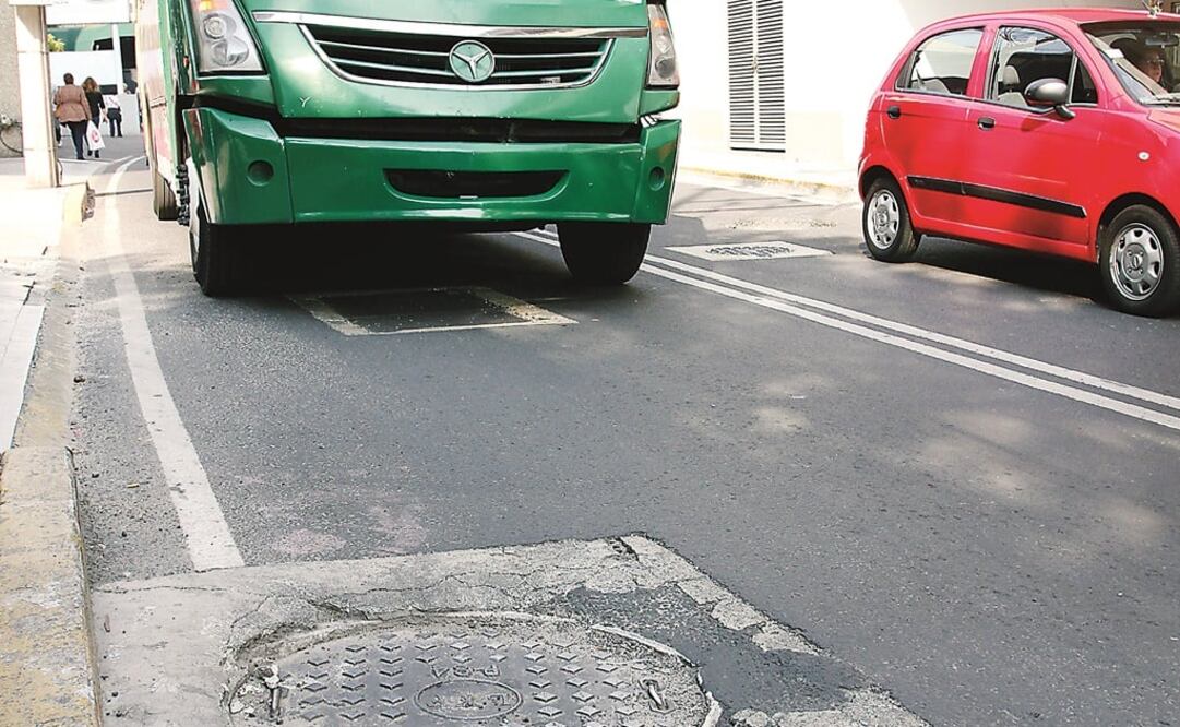 Por caer en esta coladera ubicada en Periférico Sur 3025, que el 17 de enero seguía abierta, un automovilista recibió como compensación 17 mil 266 pesos (IRVIN OLIVARES. EL UNIVERSAL)