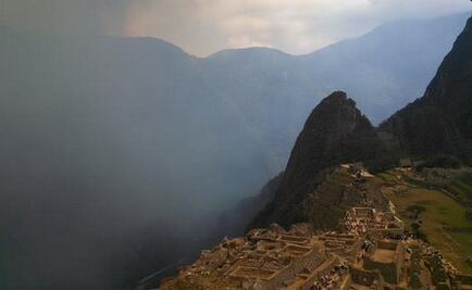 Humo cubre Machu Picchu por incendio forestal cercano